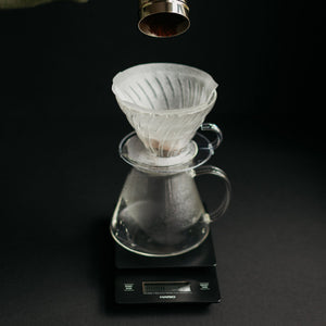 
                  
                    Load image into Gallery viewer, SIMPLY HARIO V60-02 GLASS BREWING KIT
                  
                